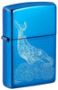 Zippo Feuerzeug Frontansicht ¾ Winkel Wal Design glänzend hellblau mit einem eingravierten Wal mit runden Wellen