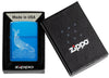Zippo Feuerzeug Wal Design glänzend hellblau mit einem eingravierten Wal mit runden Wellen in geöffneter Box