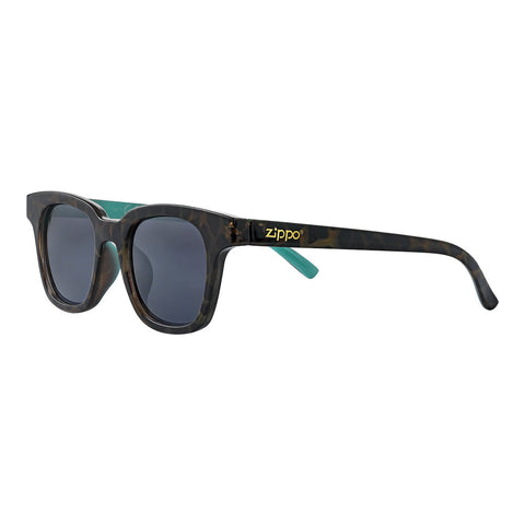 Zippo Sonnenbrille Frontansicht ¾ Winkel mit breiter Fassung in Leo Muster und mit weißem Zippo Logo