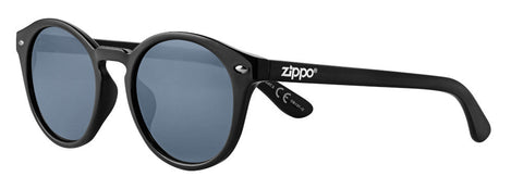Zippo Sonnenbrille Frontansicht ¾ Winkel mit runden Gläsern und breiten Brillenbügeln in schwarz mit weißem Zippo Logo